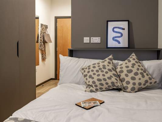 Silver En suite 6 share room type